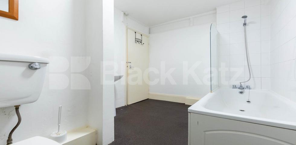 			FANTASTIC SPACIOUS GARDEN FLAT, 1 Bedroom, 1 bath, 1 reception Flat			 Stapleton Hall Road, FINSBURY PARK-STROUD GREEN